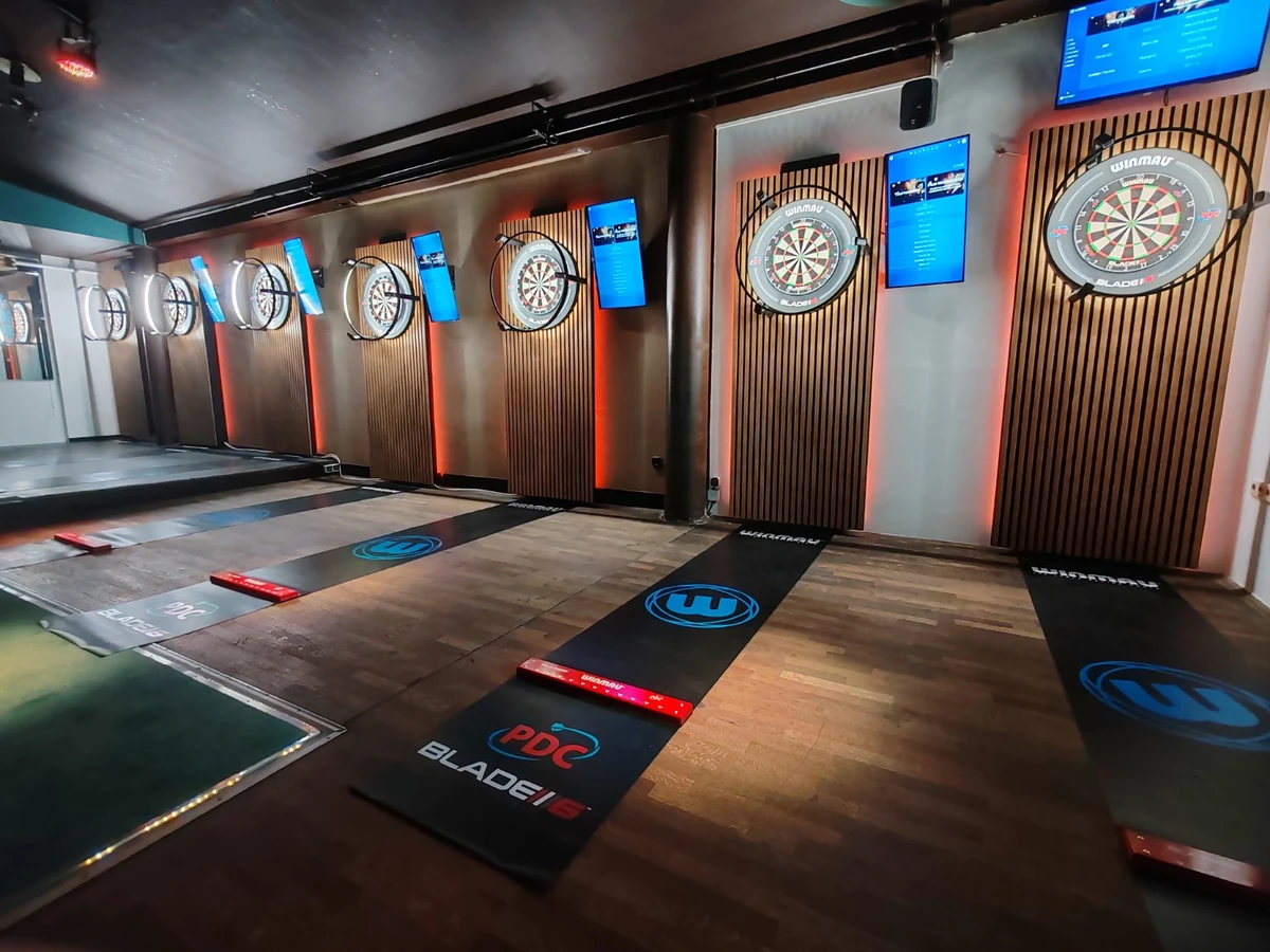 Darts pályák Autodarts kijelzőkkel a Trafik Darts pécsi bárban