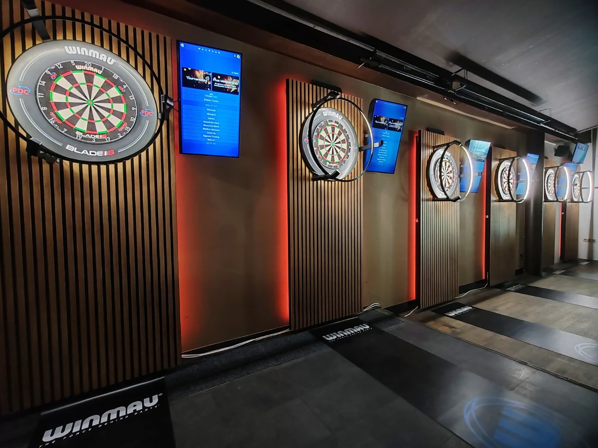 Winmau dartstáblák és Autodarts kijelzők a Trafik Dartsban Pécsen